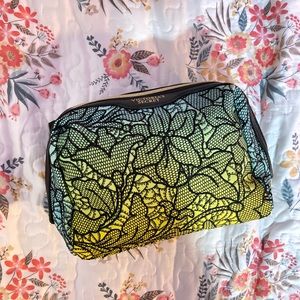 💋Like new Victoria’s Secret Makeup Bag 💋